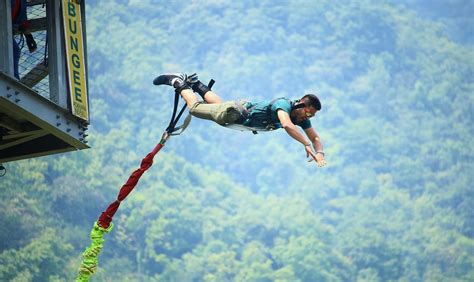 Grafika zobrazujúca rôzne extrémne športy s ikonami ako bungee jumping, surfovanie a lezenie