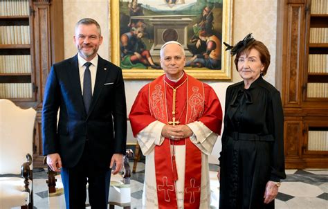 Otec podáva ruku mužovi pred eskalátorom