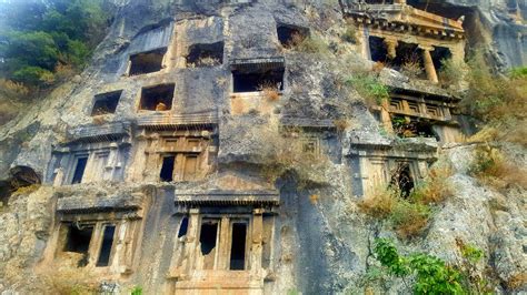 Skalné hrobky v AlUle