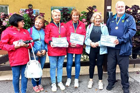 Seniori zapojení do športových aktivít, napr. bowling