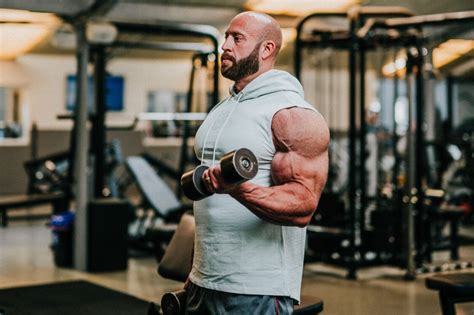 Silný bodybuilder pri tréningu