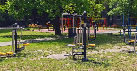 Rôzne typy fitness strojov v posilňovni