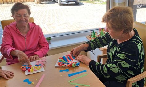 Ilustrácia radostných seniorov pri spoločnej aktivite