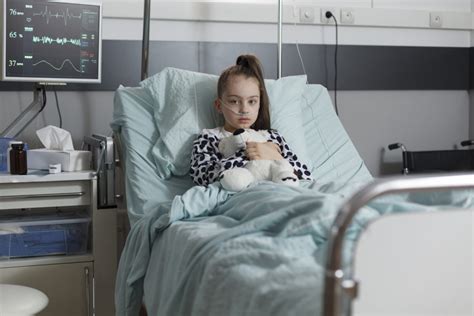 Rodina sedí pri posteli chorého dieťaťa v nemocnici