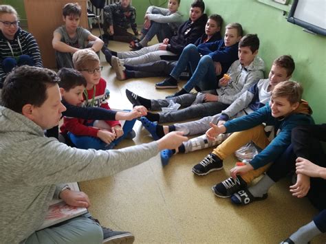 Žiaci robia rozhovor s učiteľom