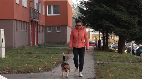 Seniorka používa krokomer počas prechádzky.