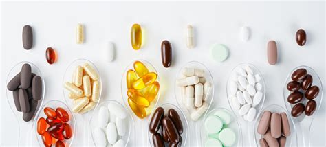 Starší človek užíva vitamíny a doplnky stravy