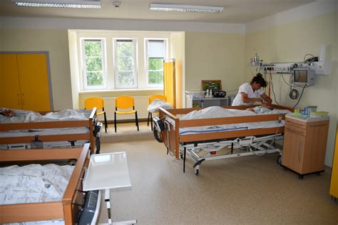 Pacient v pohodlnej nadštandardnej izbe v nemocnici