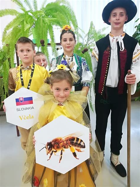 Fotografia z včelárskeho kurzu s prednášajúcim a účastníkmi