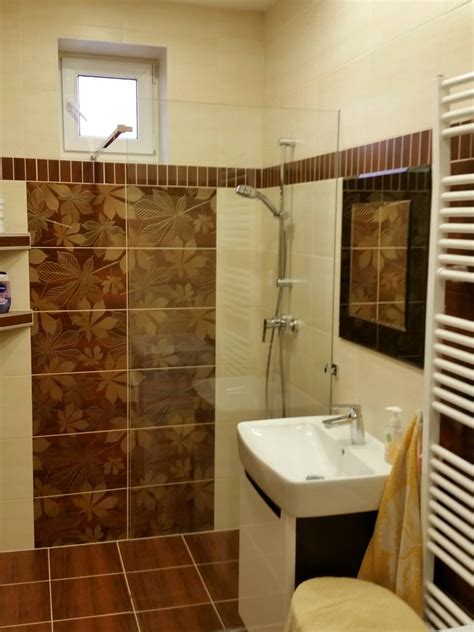 Bezbariérová kúpeľňa so sprchovým kútom walk-in a sklopným sedadlom
