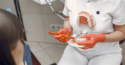 Zubár s pacientom pri dentálnej hygiene