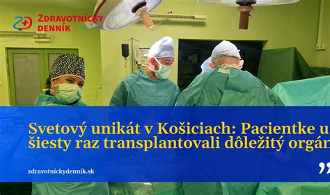 Ošetrovateľka pomáhajúca staršej pacientke