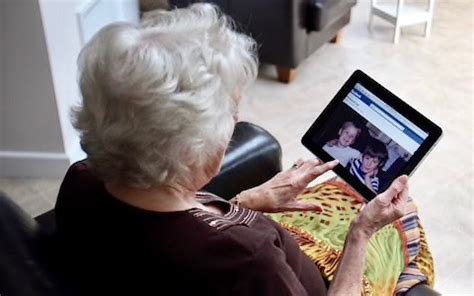 Seniori používajúci tablety na online komunikáciu