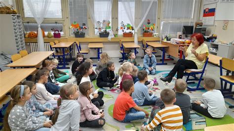 Senior rozpráva s políciou o podvodníkoch