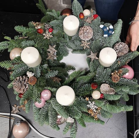 Všetky potrebné materiály na výrobu adventného venca prehľadne usporiadané