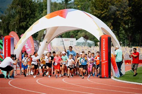 Ľudia rôznych vekových kategórií a etník spoločne športujú a usmievajú sa