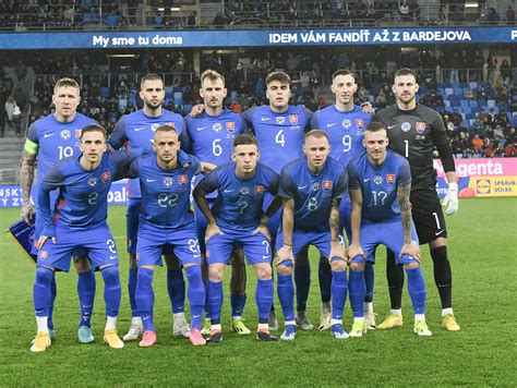 Futbalový tím sa raduje z gólu, symbolizujúci tímovú prácu a víťazstvo