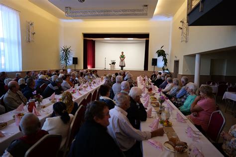 Plesová sála s tancujúcimi seniormi
