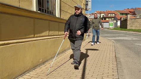 Ilustrácia: Nevidiaci používajúci špeciálny telefón