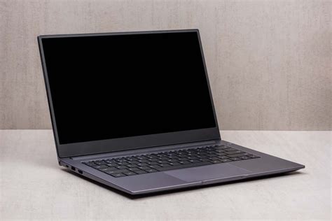 Opatrovateľka prezerajúca si ponuky pôžičiek na notebooku