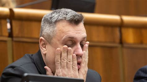 Politici počas búrlivej diskusie v parlamente
