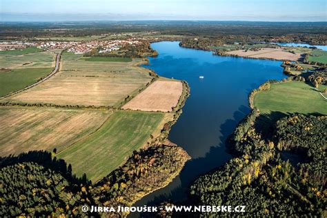 Pohľad na rybník Svět a Schwarzenberskú hrobku