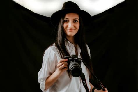 Fotografka s fotoaparátom v štúdiu pri inscenovanej fotografii