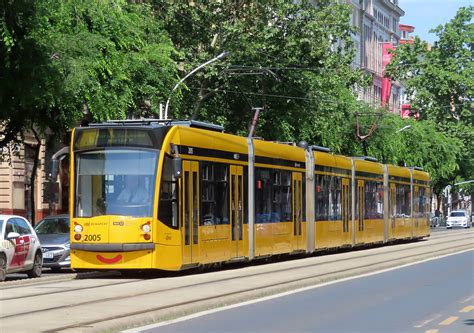 Moderná električka Siemens Combino v Budapešti