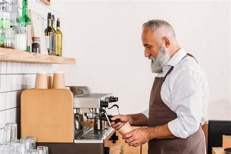Senior barista pripravujúci kávu