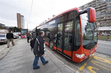 Ilustračná snímka seniorov v autobuse MHD