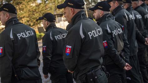 Policajti v uniforme