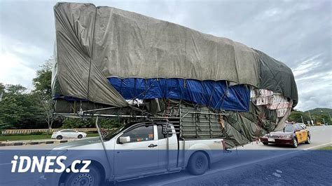 Naložené auto s netradičným nákladom