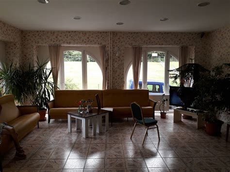 Interiér izby v domove dôchodcov s moderným vybavením