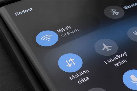 Zobrazenie rôznych typov médií: televízia, rádio, noviny, internet na smartfóne