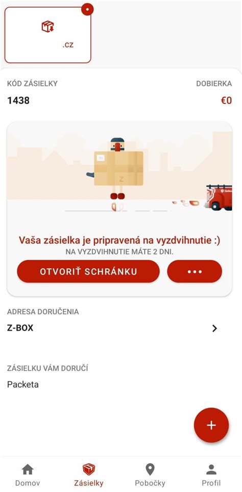 Senior vodič kuriérnej služby pri doručovaní balíka