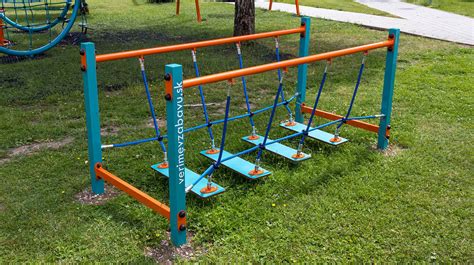 moderné mestské ihrisko s prírodnými prvkami