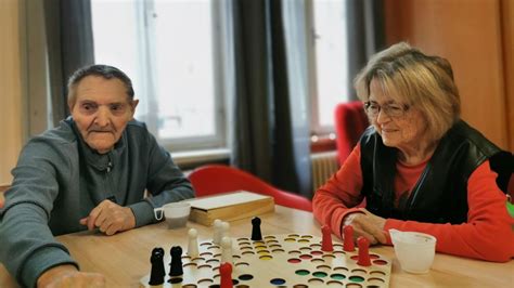 Seniori pri spoločenských hrách