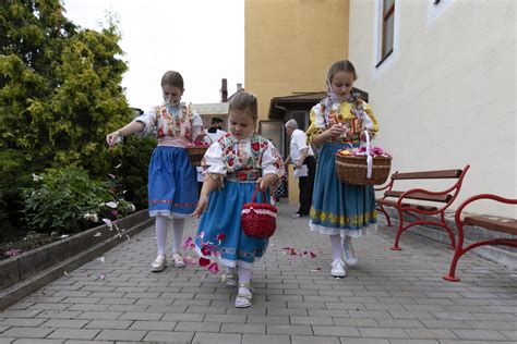 Deti a mládež v krojoch počas folklórneho vystúpenia