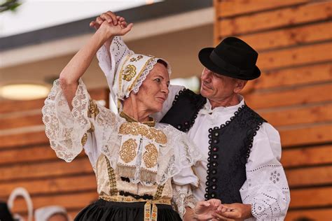 Seniori v krojoch pri ľudovom tanci