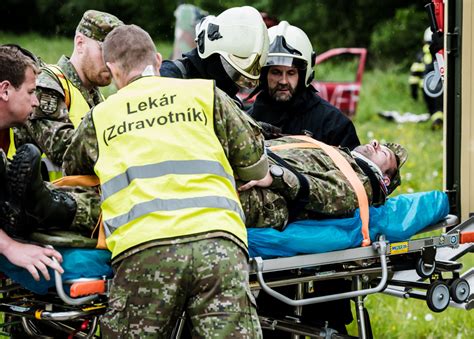 Vojenský lekár v službe a symbol dôchodku