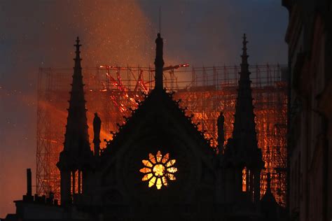 Notre-Dame počas požiaru 15. apríla 2019