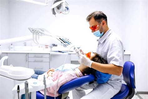 Lekár a pacientka v zubnej ambulancii
