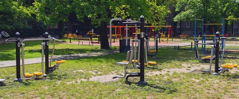 Rôzne športové pomôcky pre fitness a exteriérové aktivity