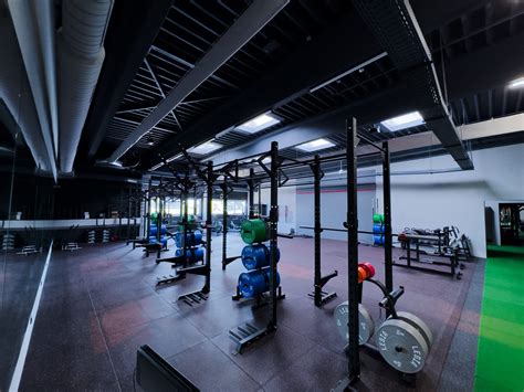 Interiér moderného fitness centra s kardio strojmi