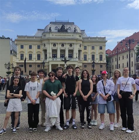 Aktívni seniori na prechádzke v historickom centre Bratislavy