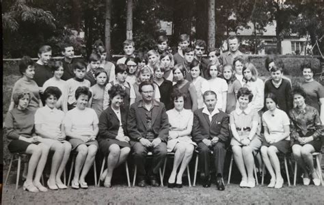 Seniori spomínajúci na školské časy