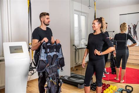 Certifikovaný tréner pomáhajúci seniorovi s cvičením