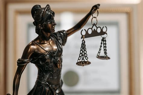 Súdna budova a symbol spravodlivosti