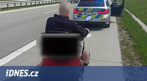 Senior na elektrickom vozíku v meste