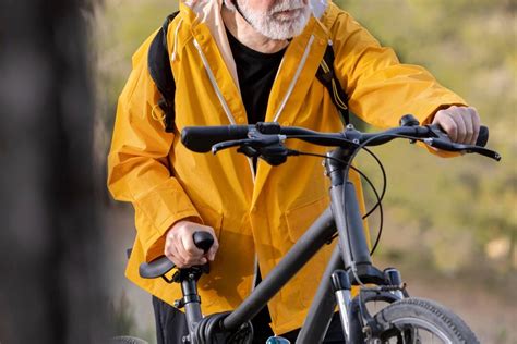 Senior na skladacom bicykli
